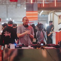 Melalui akun Instagram pribadinya Tiko pun membagikan foto-foto keseruannya saat nge-DJ. Tampil santai, Tiko tampak hanya mengenakan kaos abu-abu dipadukan dengan celana panjang hitam. Foto: Instagram/@tikoaryawardhana