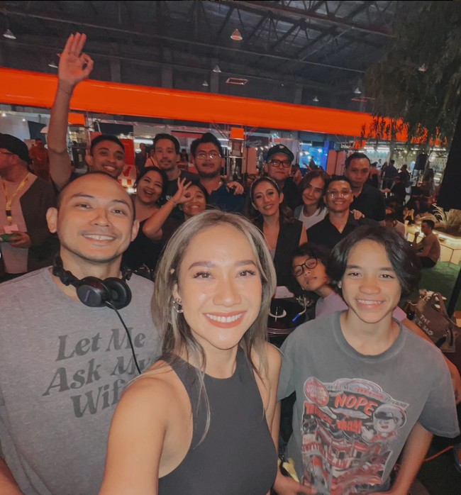 Tak hanya ditemani sang istri, anak sambung Tiko, Noah Sinclair juga tampak hadir. Sebagai keluarga baru ketiganya terlihat begitu kompak. Foto: Instagram/@tikoaryawardhana