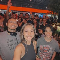 Tak hanya ditemani sang istri, anak sambung Tiko, Noah Sinclair juga tampak hadir. Sebagai keluarga baru ketiganya terlihat begitu kompak. Foto: Instagram/@tikoaryawardhana