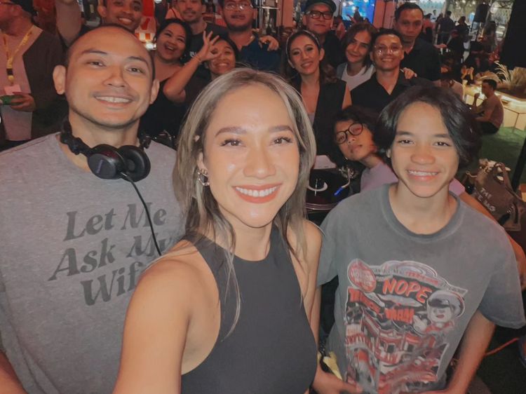 7 Foto BCL & Noah Temani Tiko Aryawardhana Nge-DJ, Kompaknya Keluarga Baru