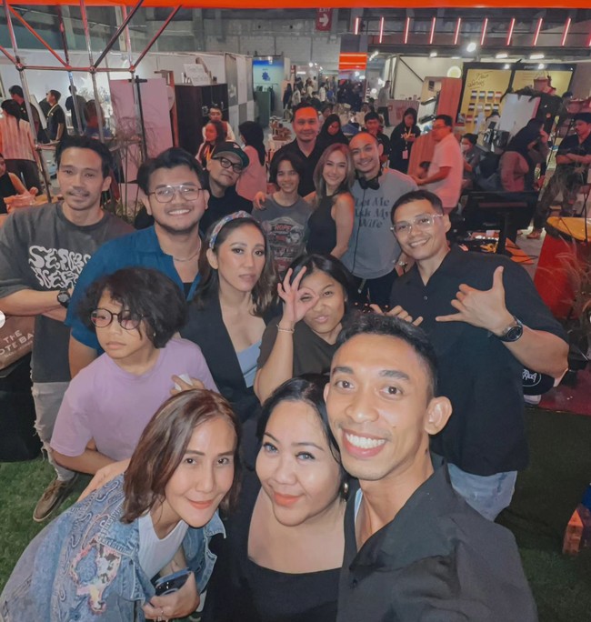 Berpose bersama rekan-rekannya yang juga hadir, terlihat Tiko, BCL, dan Noah memamerkan kebersamaan mereka. Ketiganya juga kompak mengenakan pakaian santai. Foto: Instagram/@tikoaryawardhana