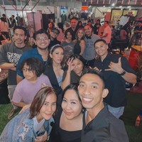 Berpose bersama rekan-rekannya yang juga hadir, terlihat Tiko, BCL, dan Noah memamerkan kebersamaan mereka. Ketiganya juga kompak mengenakan pakaian santai. Foto: Instagram/@tikoaryawardhana