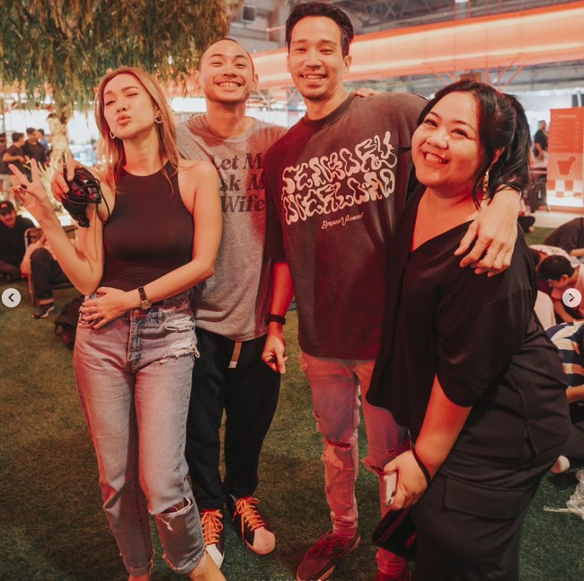 Berdiri di sebelah Tiko, BCL tampil cantik mengenakan tanktop hitam dan ripped jeans. Penampilan ibu Noah Sinclair itu memang selalu terlihat memukau. Foto: Instagram/@tikoaryawardhana