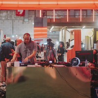 Potret saat Tiko sedang serius nge-DJ. Tak sedikit netizen yang memuji Tiko karena mengajak anak dan istri saat bekerja. Foto: Instagram/@tikoaryawardhana