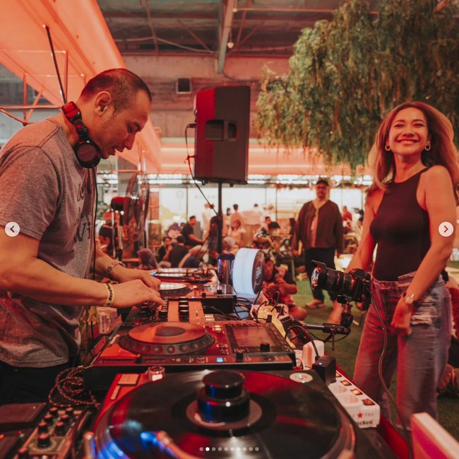 Setelah menghadiri pesta ulang tahun Anya Geraldine, kini pasutri baru BCL dan Tiko tampak kembali memamerkan kebersamaan mereka. Ketika Tiko mendapat pekerjaan untuk menjadi DJ di salah satu acara, BCL tampak setia menemaninya. Foto: Instagram/@tikoaryawardhana