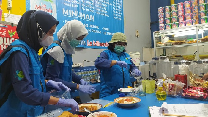 Tim dari kemenkes memeriksa keayakan makanan dan minuman di warung makan yang ada di Terminal Tritonadi Solo, Selasa (19/12/2023).