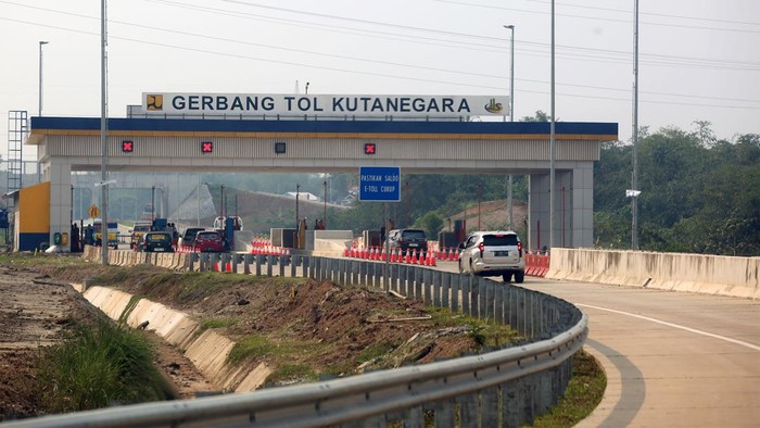 Pekerja mempersiapkan mesin transaksi pembayaran tol yang ada di gerbang tol Kutanegara, jalan tol Jakarta - Cikampek (Japek) II Selatan di Purwakarta, Jawa Barat, Senin (18/12/2023). PT Jasa Marga (Persero) Tbk selaku pengelola jalan tol, akan mengoperasikan jalan tol Japek II sepanjang 8,5 km secara situasional pada arus balik mudik Natal dan libur Tahun Baru 2024. ANTARA FOTO/Muhammad Iqbal/YU