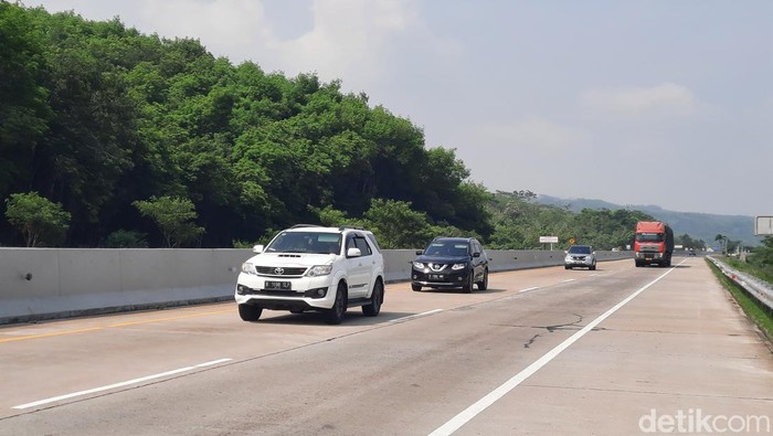 Tol Trans Jawa jelang libur Nataru, Selasa (19/12/2023).
