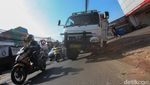 Truk Terperosok di Cirendeu Tangsel, Lalin Macet