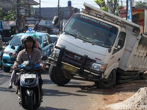 Truk Terperosok di Cirendeu Tangsel, Lalin Macet