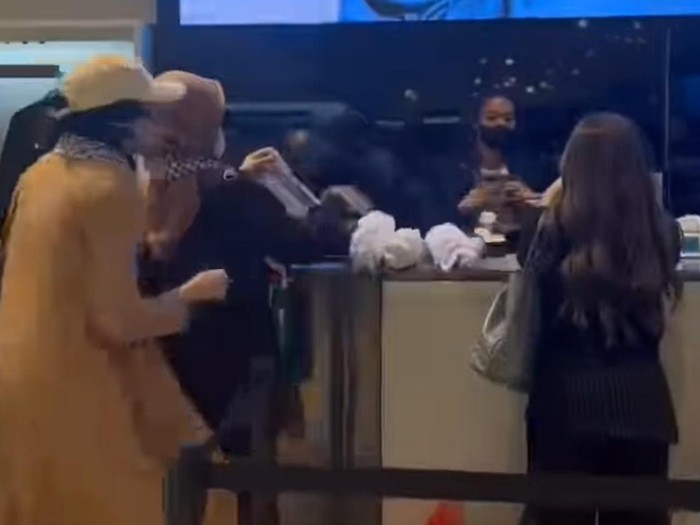 Viral aksi bela Palestina membawa replika jenazah bayi di Zara, Pondok Indah Mall, Jakarta