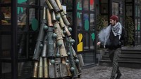 A symbolic Christmas tree made from used artillery shells and parts of rockets who were transported to the Ukrainian capital from the front line, amid Russias attack on Ukraine, is seen in central Kyiv, Ukraine December 19, 2023. REUTERS/Gleb Garanich
