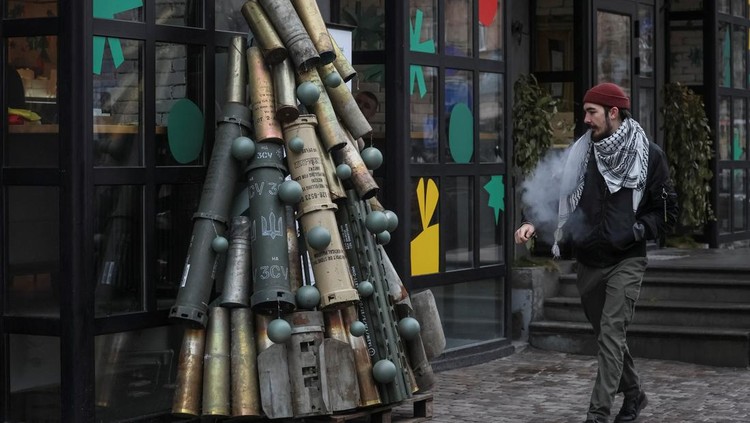 A symbolic Christmas tree made from used artillery shells and parts of rockets who were transported to the Ukrainian capital from the front line, amid Russias attack on Ukraine, is seen in central Kyiv, Ukraine December 19, 2023. REUTERS/Gleb Garanich