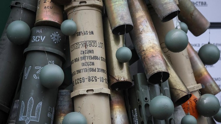 A symbolic Christmas tree made from used artillery shells and parts of rockets who were transported to the Ukrainian capital from the front line, amid Russias attack on Ukraine, is seen in central Kyiv, Ukraine December 19, 2023. REUTERS/Gleb Garanich