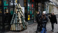 A symbolic Christmas tree made from used artillery shells and parts of rockets who were transported to the Ukrainian capital from the front line, amid Russias attack on Ukraine, is seen in central Kyiv, Ukraine December 19, 2023. REUTERS/Gleb Garanich