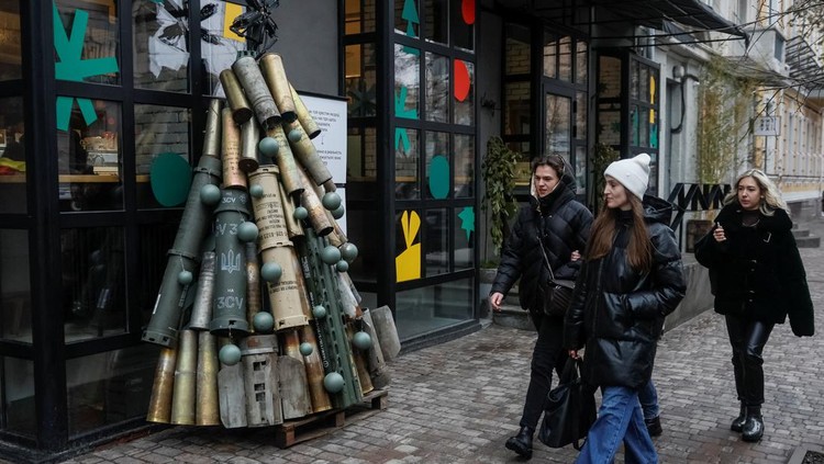 A symbolic Christmas tree made from used artillery shells and parts of rockets who were transported to the Ukrainian capital from the front line, amid Russias attack on Ukraine, is seen in central Kyiv, Ukraine December 19, 2023. REUTERS/Gleb Garanich