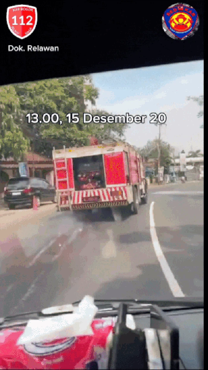 Warganet ramai membahas Damkar Bogor dimaki warga karena dianggap telat tiba di TKP kebakaran. Padahal damkar sudah gaspol dan hampir kecelakaan. (IG Bogor Siaga 112)