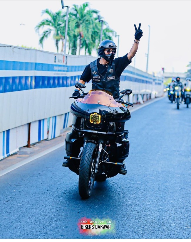 Bukan sembarang geng motor, anak almarhum Ustaz Jefri Al Buchori ini tergabung dalam klub motor Bikers Dakwah. Komunitas tersebut sudah berdiri sejak 2018. Foto: Dok. @rahulhariztsyah via Instagram abidzar73