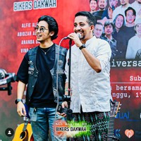 Selain berkeliling di jalanan, klub motor yang diikuti Abidzar ini rutin mengundang pembicara religius untuk berdakwah. Pemuka agama Husein Jafar Al Hadar atau yang akrab disapa Habib Jafar pernah mengisi acara tersebut sebagai pendakwah. Foto: Dok. @rahulhariztsyah via Instagram abidzar73