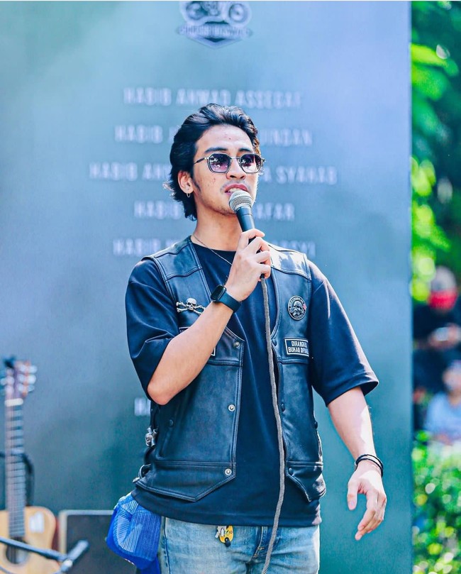 Aktor berusia 22 tahun ini pun tampil maskulin. Abidzar Al Ghifari terlihat tampan dalam balutan busana kasual. Foto: Dok. @rahulhariztsyah via Instagram abidzar73