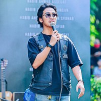 Aktor berusia 22 tahun ini pun tampil maskulin. Abidzar Al Ghifari terlihat tampan dalam balutan busana kasual. Foto: Dok. @rahulhariztsyah via Instagram abidzar73