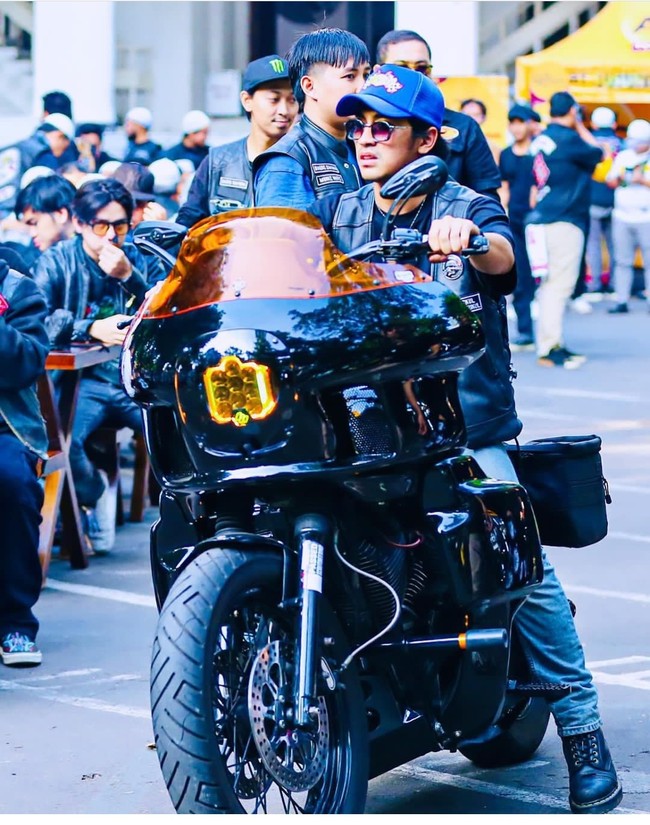 Pemain film Balada Si Roy ini mengenakan kaos yang dilengkapi dengan vest kulit bikers berwarna navy. Gaya Abidzar saat mengendarai moge ini pun dipuji banyak netizen. Foto: Dok. @rahulhariztsyah via Instagram abidzar73