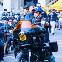 Pemain film Balada Si Roy ini mengenakan kaos yang dilengkapi dengan vest kulit bikers berwarna navy. Gaya Abidzar saat mengendarai moge ini pun dipuji banyak netizen. Foto: Dok. @rahulhariztsyah via Instagram abidzar73