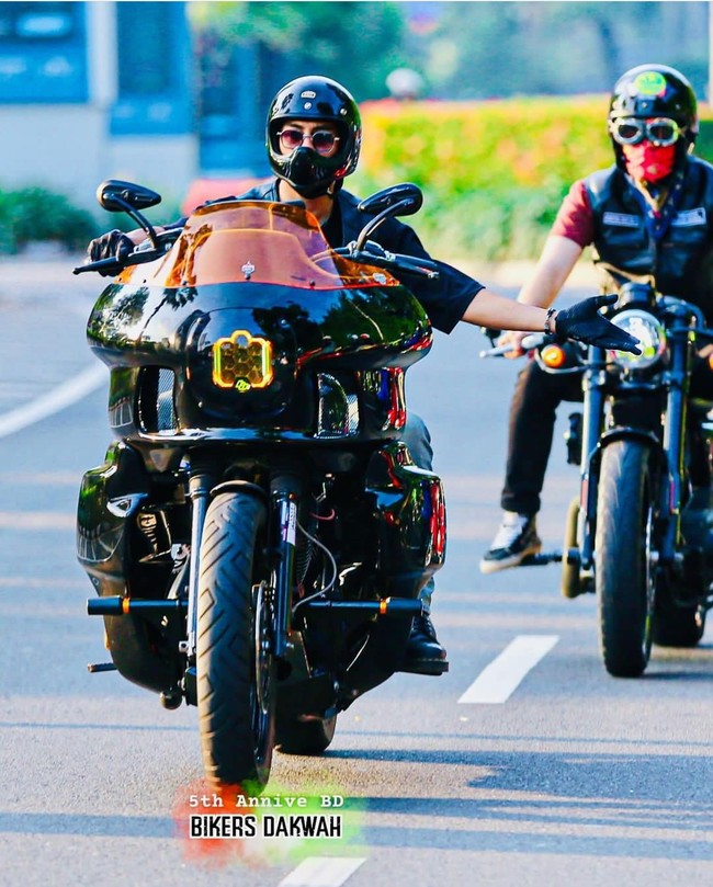 Abidzar Al Ghifari terlihat mengendarai moge bersama geng motornya belum lama ini. Bukan hanya penampilannya yang mendapatkan perhatian, tapi juga komunitas geng motor yang diikuti Abidzar turut mengundang atensi. Foto: Dok. @rahulhariztsyah via Instagram abidzar73