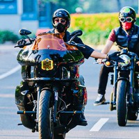 Abidzar Al Ghifari terlihat mengendarai moge bersama geng motornya belum lama ini. Bukan hanya penampilannya yang mendapatkan perhatian, tapi juga komunitas geng motor yang diikuti Abidzar turut mengundang atensi. Foto: Dok. @rahulhariztsyah via Instagram abidzar73