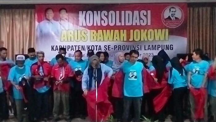 ABJ Lampung lepas kemeja berlogo banteng dan mengenakan kaos Prabowo-Gibran