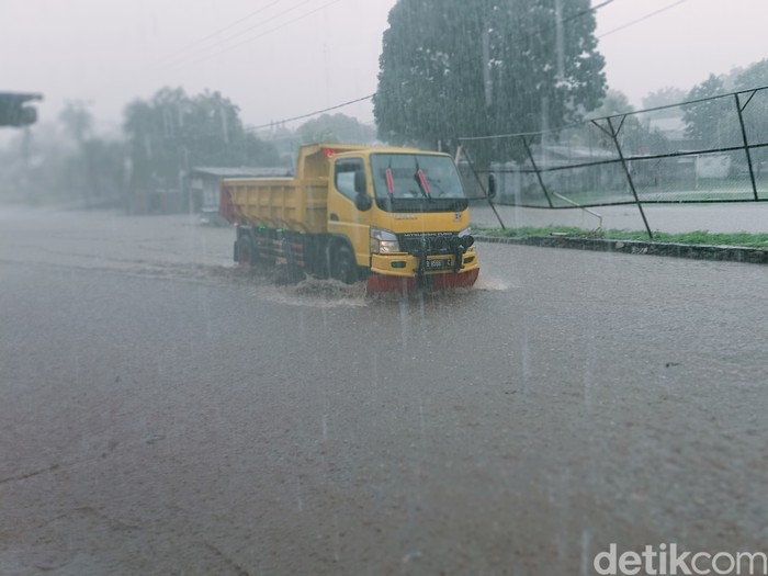 Air menggenangi ruas jalan akibat hujan deras selama hampir dua jam di Kota Larantuka, Nusa Tenggara Timur (NTT), Rabu (20/12/2023). (Yurgo Purab/detikBali)