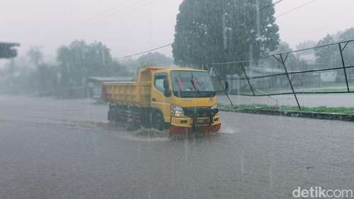 Air menggenangi ruas jalan akibat hujan deras selama hampir dua jam di Kota Larantuka, Nusa Tenggara Timur (NTT), Rabu (20/12/2023). (Yurgo Purab/detikBali)