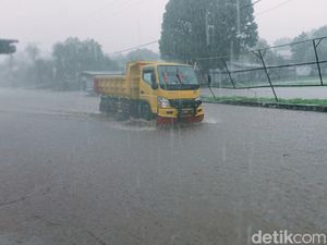Hujan Deras 2 Jam Guyur Larantuka, Jalanan Tergenang-Ornamen Natal Rusak