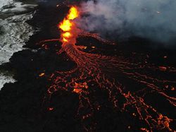Penampakan Aliran Lava Gunung Berapi di Islandia Bak Neraka Bumi