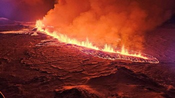Letusan gunung terjadi setelah aktivitas gempa bumi yang intens selama beberapa pekan terakhir. (Civil Protection of Iceland/Handout via REUTERS)  