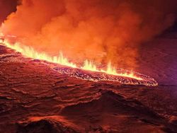 Penampakan Aliran Lava Gunung Berapi di Islandia Bak Neraka Bumi