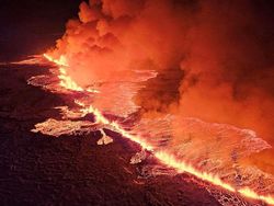 Penampakan Aliran Lava Gunung Berapi di Islandia Bak Neraka Bumi