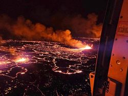 Penampakan Aliran Lava Gunung Berapi di Islandia Bak Neraka Bumi