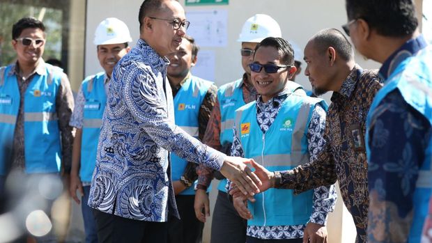 Anggota DPR RI saat meresmikan pembangunan lanjutan gardu listrik Tanggeung Anggota DPR RI saat meresmikan pembangunan lanjutan gardu listrik Tanggeung