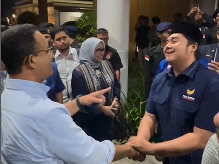 Anggota DPRD Sumut Aulia Agsa (kanan pakai baju NasDe) saat berbicang dengan capres nomor urut 1 Anies Baswedan. (Foto: Instagram @auliaagsa)