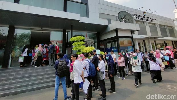 antrean skck di Polrestabes Surabaya