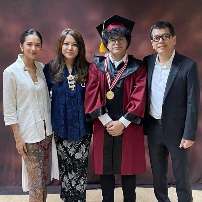 Sebelum menikah dengan Gista Putri, Wishnutama sudah memiliki 5 anak dari pernikahan terdahulunya. Hubungan Gista dengan anak-anak sambungnya sendiri cukup harmonis dan baik. Seperti dalam foto, saat Gista turut menghadiri wisuda salah satu putra Wishnutama. Foto: Instagram/@gistaputri