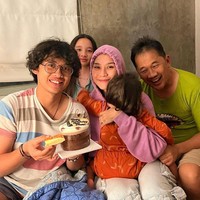 Zaskia Adya Mecca juga diketahui memiliki anak sambung bernama Bhumi. Meski bukan anak kandungnya namun Zaskia cukup dekat dengan Bhumi. Seperti di momen saat Bhumi berulang tahun, Zaskia terlihat ikut memberikan kejutan untuk putranya itu. Foto: Instagram/@zaskiadyamecca