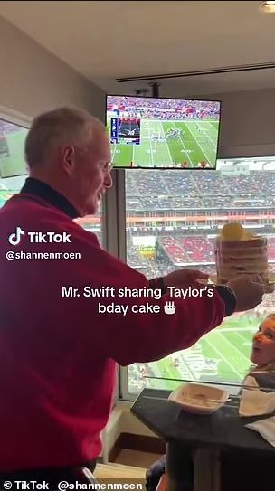 Ayah Taylor Swift Bagi-bagi Kue Ulang Tahun, Satu Stadion Gempar!