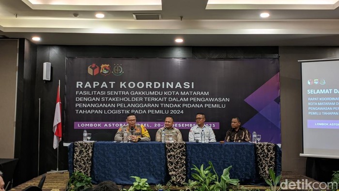 Ketua Bawaslu Kota Mataram Muhammad Yusril dan Wakapolresta Mataram AKBP Iwan Hidayat bersama Camat se Kota Mataram saat rakor di Kota Mataram, Rabu (20/12/2023). Foto: (Ahmad Viqi/detikBali).