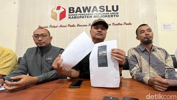 Bawaslu Mojokerto menyampaikan desakan agar Humas Polda Jatim meminta maaf atas salah cuit tentang baliho capres di pos polisi Mojokerto.