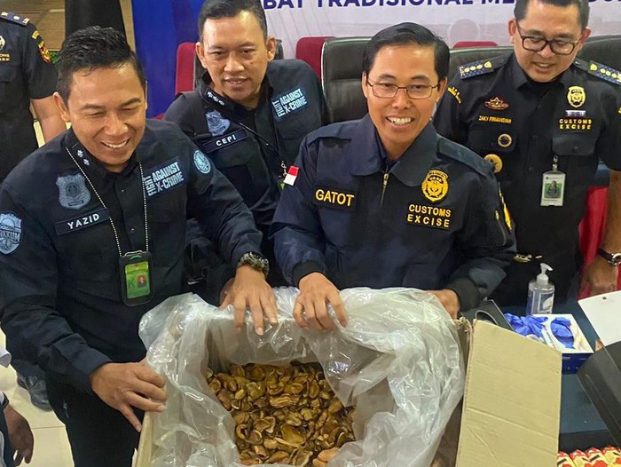 Bea Cukai Bandara Soekarno-Hatta menggagalkan ekspor ilegal sisik trenggiling ke Hong Kong dan Denmark.