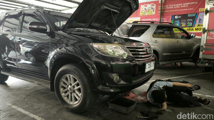 Bengkel mobil Ivan Motor di Jalan Putat Jaya, Surabaya.