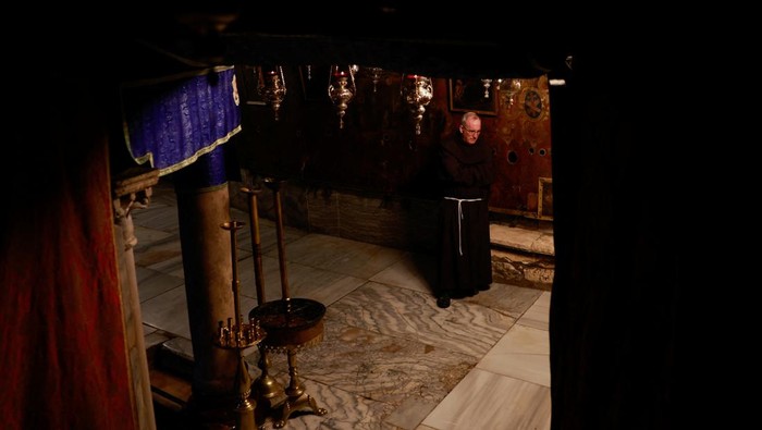 A nun walks at the Church of the Nativity on the day of the launch of the beginning of the Christmas season, as the conflict between Israel and Palestinian Islamist group Hamas continues, in Bethlehem in the Israeli-occupied West Bank December 2, 2023. REUTERS/Ammar Awad