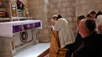 Bethlehem adalah kota yang diyakini sebagai tempat kelahiran Yesus di Tepi Barat. Kota ini bertetangga dengan Yerusalem, wilayah Palestina yang diduduki Israel. Kota Bethlehem pernah dilanda bentrokan Israel-Palestina bertahun-tahun yang lalu.  